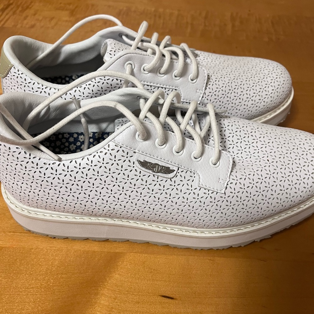 Stylish White Athletic Shoes for Women